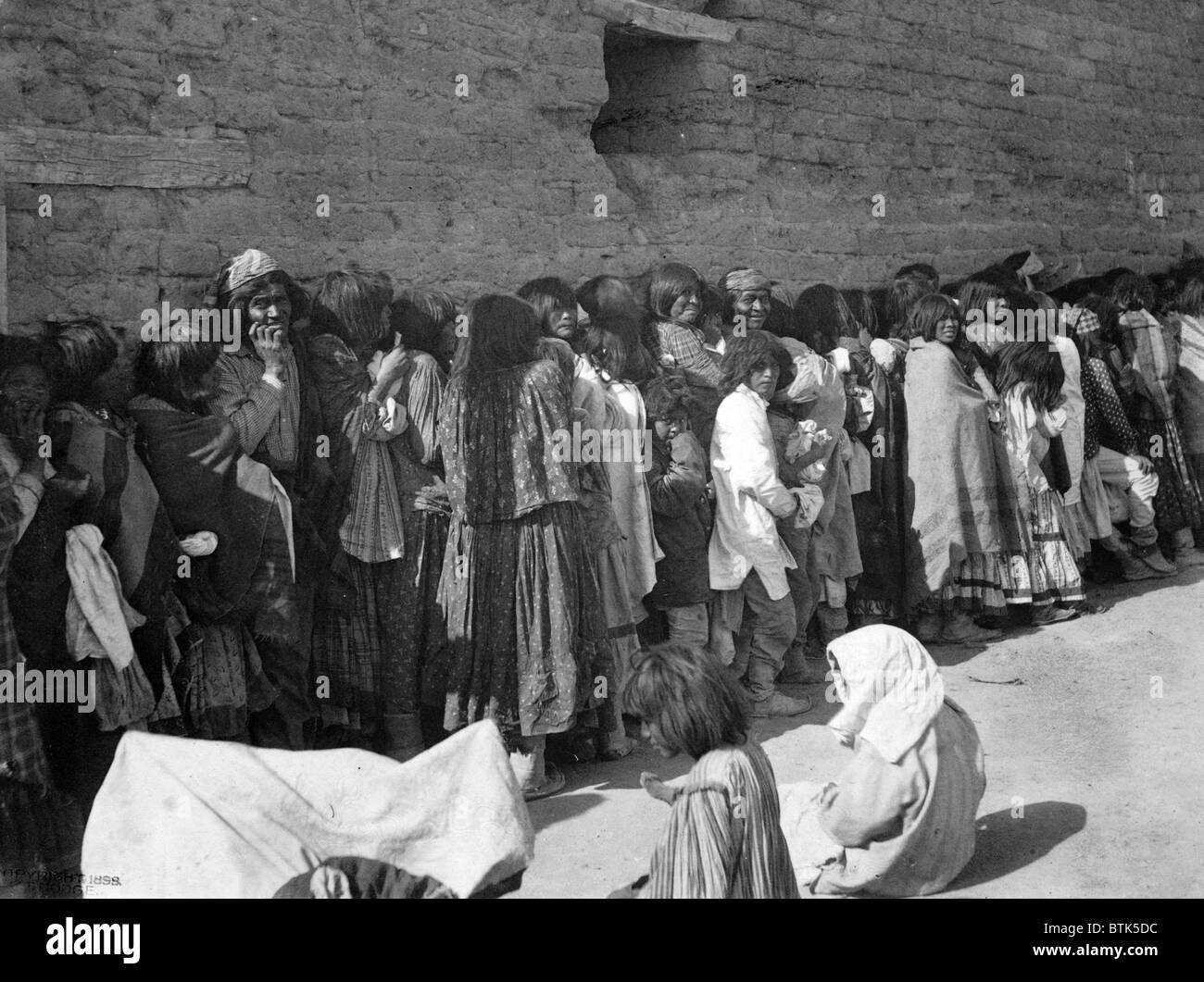 Indianer, Apache-Männer, Frauen und Kinder außerhalb Agnecy aufbauend auf Thema Tag, San Carlos, Arizona, Foto, 1899 Stockfoto