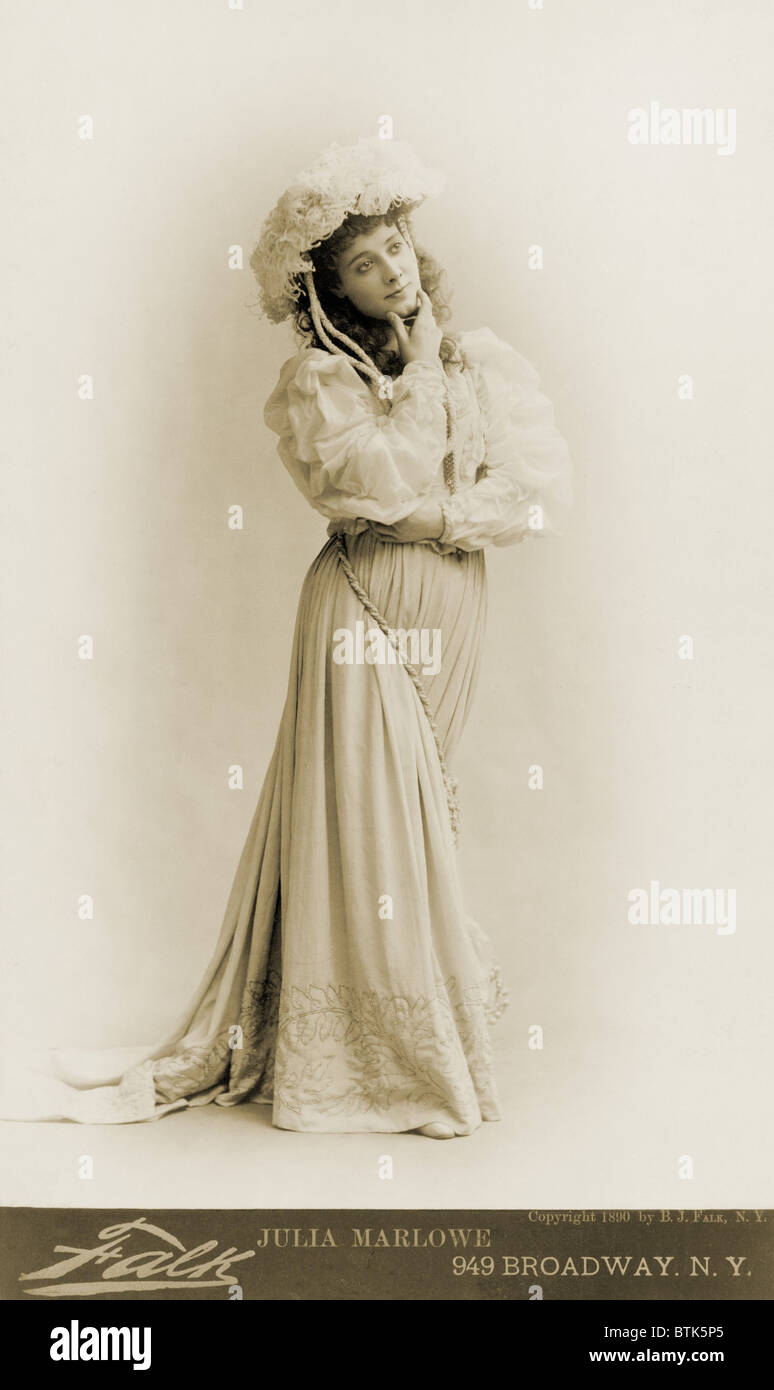 Julia Marlowe (1866-1950), englischer geborene US-amerikanische Schauspielerin, stehend, mit Hand am Kinn in 1890 Porträt von Benjamin Falk. Stockfoto