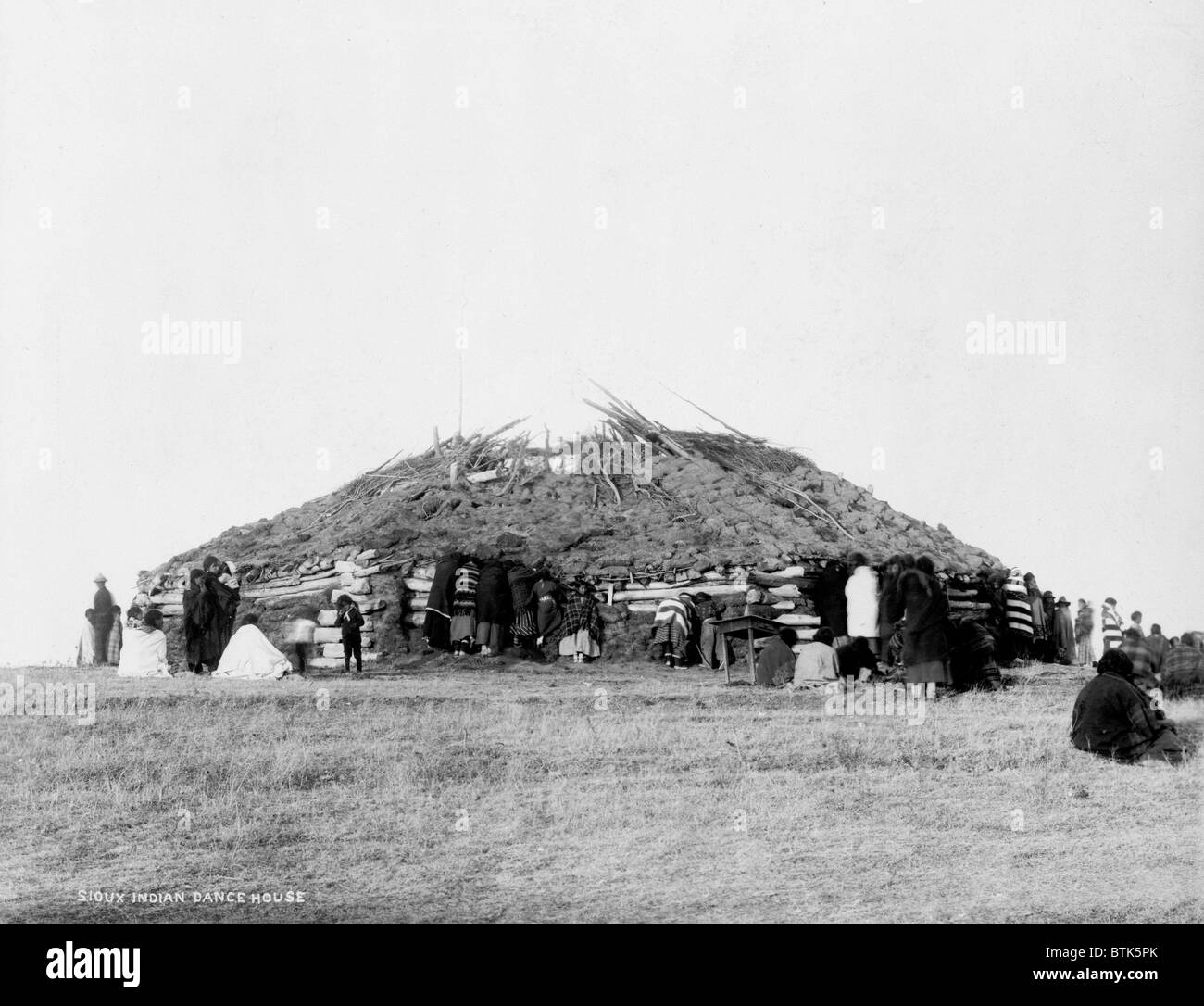 Sioux indische Tanzhaus, Log Gebäude mit Sod Dach und Indianer außerhalb, Foto, 1911 Stockfoto