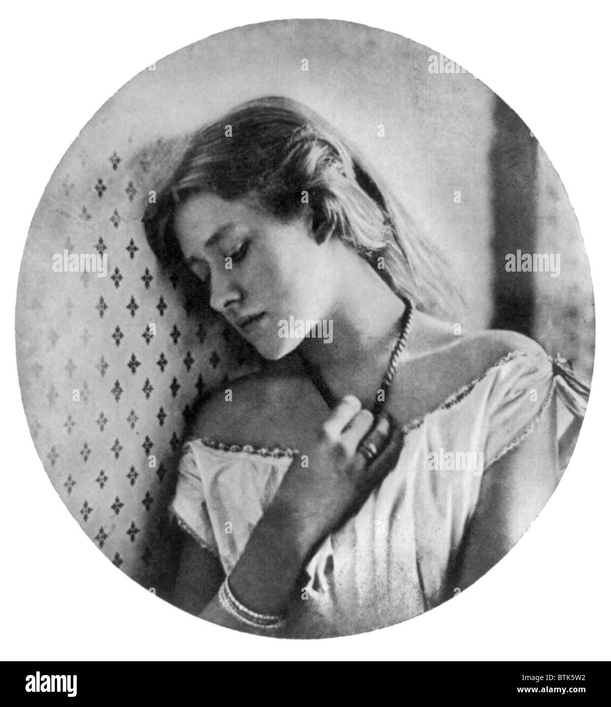 Ellen Terry (1847-1928), englische Schauspielerin im Alter von sechzehn, She war bereits ein erfahrener Musiker. Porträt von Julia Margaret Cameron. 1863-64. Stockfoto