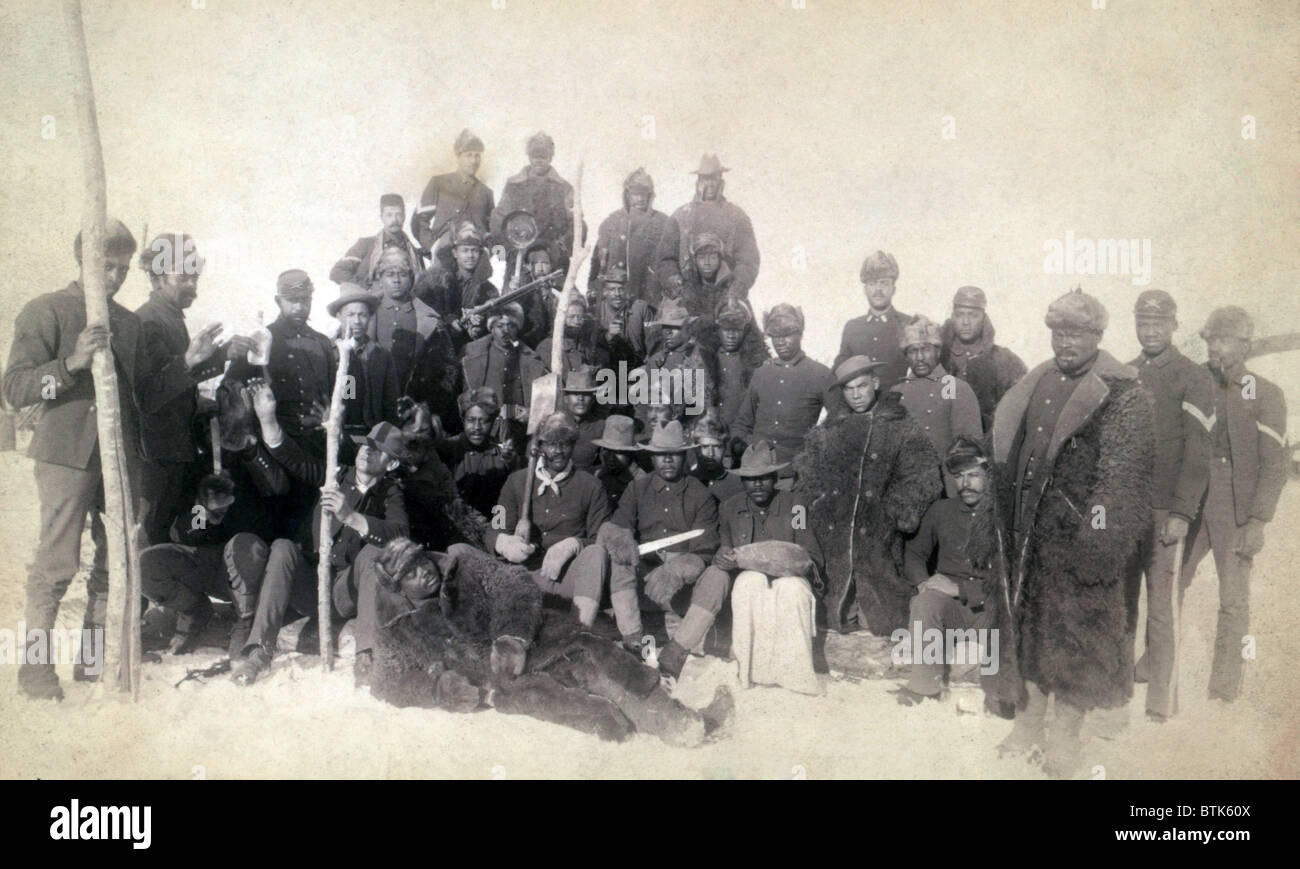Büffel-Soldaten der 25. Infanterie, einige tragen Buffalo Roben, fort Keogh, Montana. Kabinett-Karte ca. 1890 Stockfoto