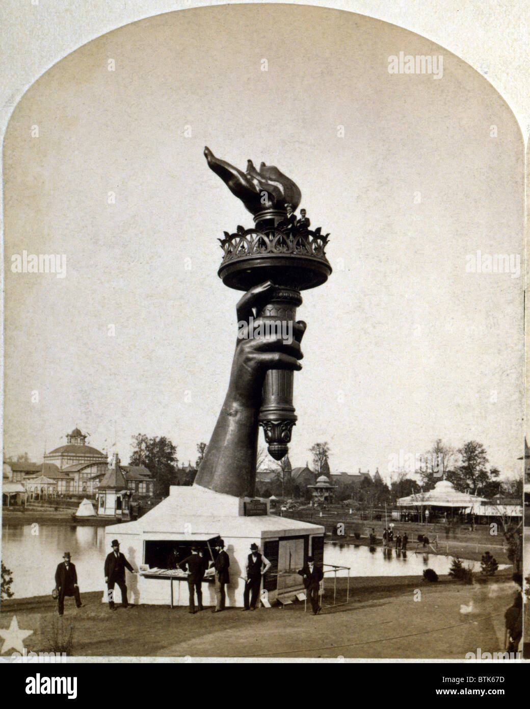 Statue of Liberty. Die Fackel und Bestandteil der Arm der Statue of Liberty, auf dem Display an der 1876 Centennial Exhibition in Philadelphia. Stereograph ca. 1876 Stockfoto