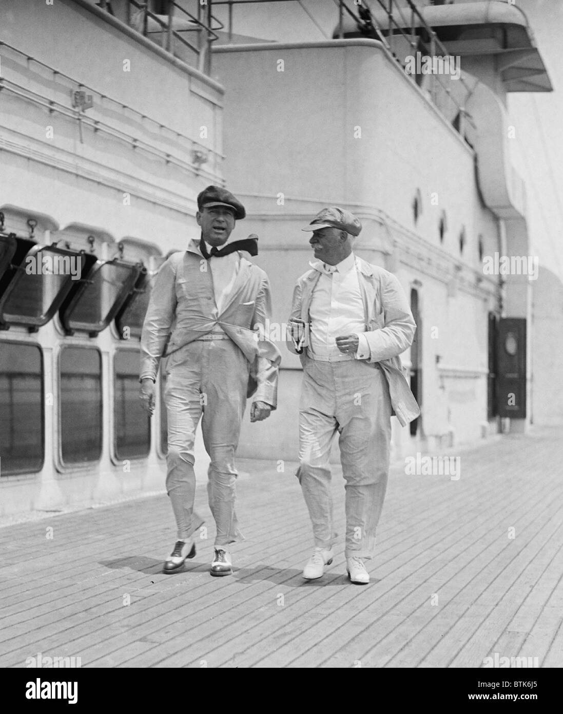 Albert Davis Lasker (1880 – 1952), Werbung Mann, der von Warren Harding als Vorsitzender des US Shipping Board, zu Fuß mit Senator Duncan U. Fletcher von Florida (rechts), ernannt wurde auf eine Ozean-Liner-Deck. 1923. Stockfoto