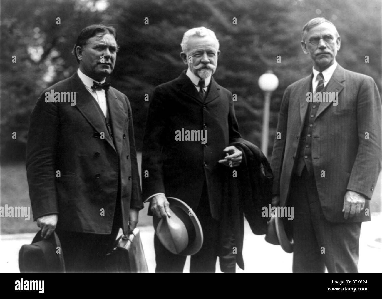 Republikanische Senatoren Borah, Lodge und Smoot, der 7. Mai 1924 mit Präsident Coolidge übertragen. Fünf Jahre zuvor spielte alle drei Rollen im Kampf gegen die Ratifizierung des Versailler Vertrages und USA Eintritt in die Liga von Nationen. Stockfoto