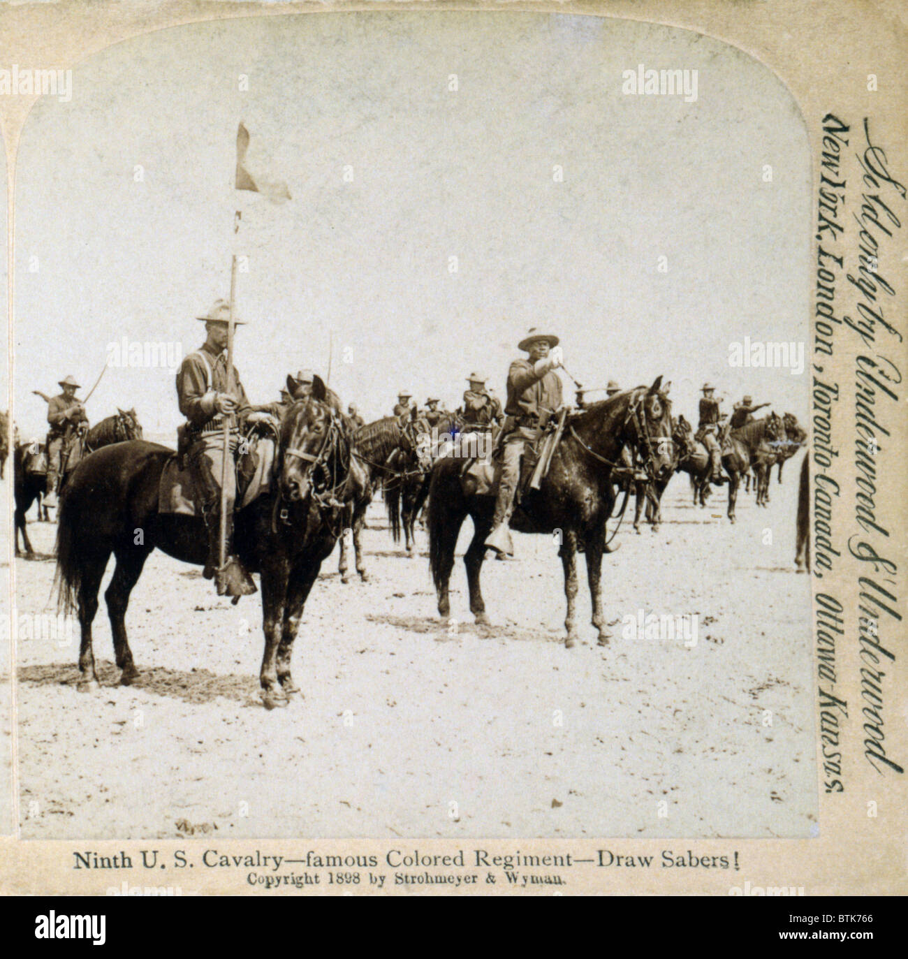 Soldaten der 9. US-Kavallerie--Büffel berühmten farbigen Regiment--zeichnen Säbel! Stereokarten ca. 1898 Stockfoto