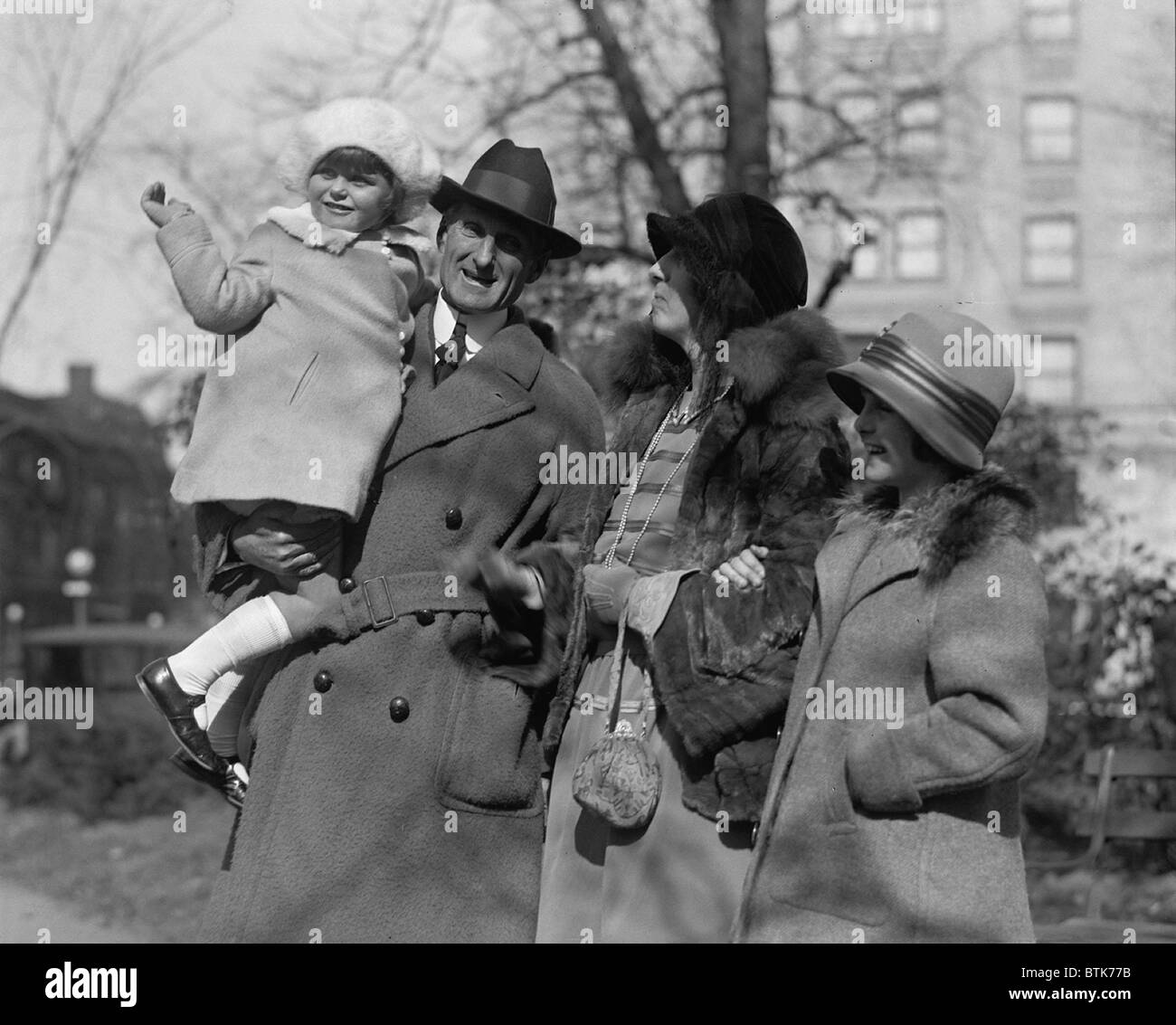 William McAdoo (1863-1941), US Senator, Vereinigte Staaten Minister fuer dem Fiskus und Direktor der US-Railroad Administration, mit seiner Frau und Töchter, Mary (gehalten von ihrem Vater) und Ellen im Jahr 1923. Stockfoto