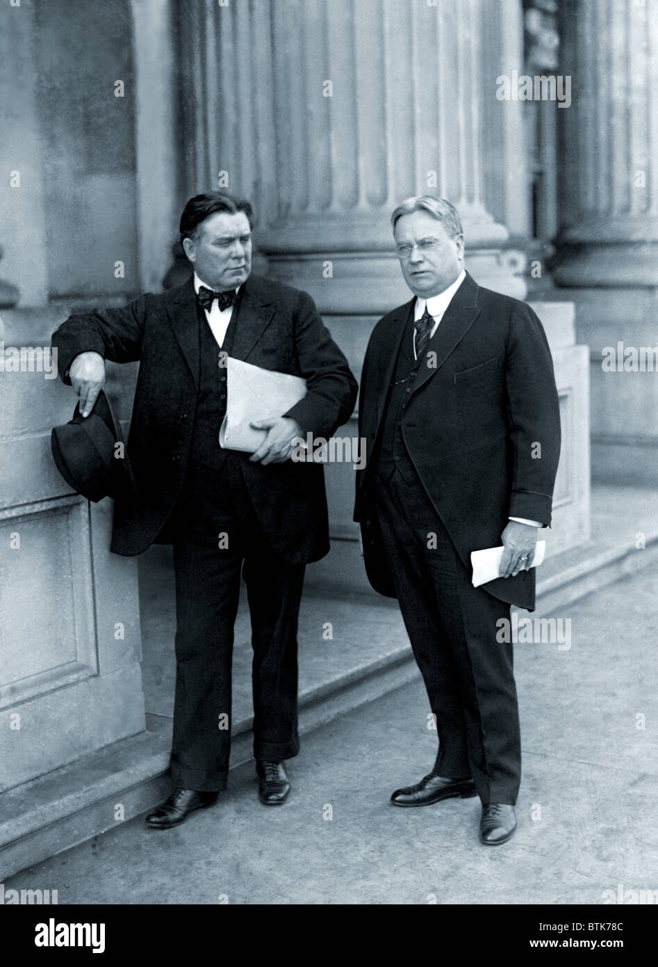 Senator William Borah von Idaho und Hiram Johnson von Kalifornien, Progressive republikanische Senatoren und starke Isolationisten. Stockfoto