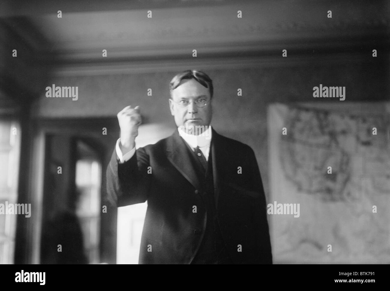 Hiram W. Johnson, Kalifornien (1866-1945), Senator, von 1917 bis 1945, mit einer geballten Faust. Er war eine progressive Republikaner, oft Stockfoto