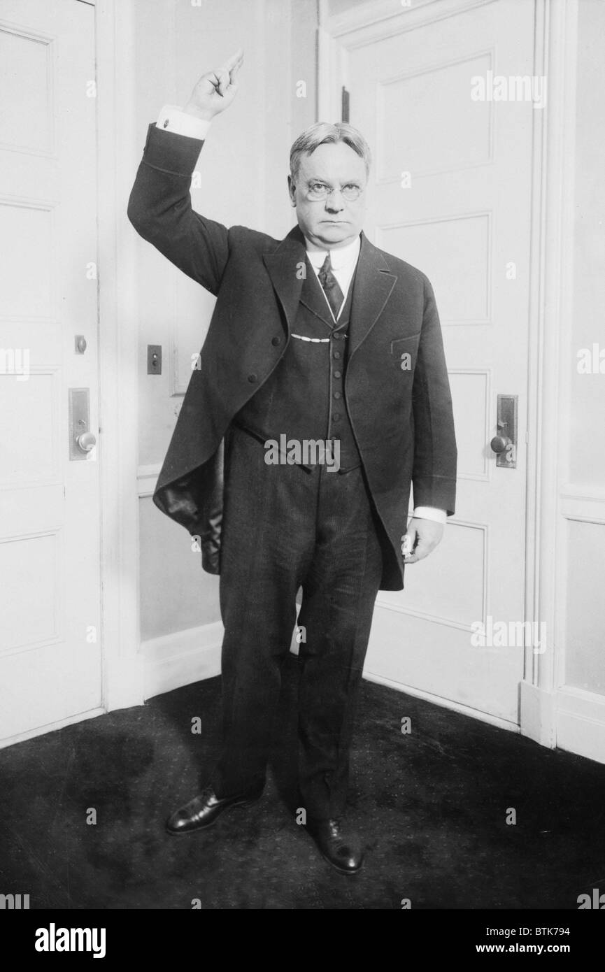 Hiram W. Johnson, (1866-1945), der republikanische Senator von Kalifornien, von 1917 bis 1945, mit einer geballten Faust. Ca. 1920 Stockfoto