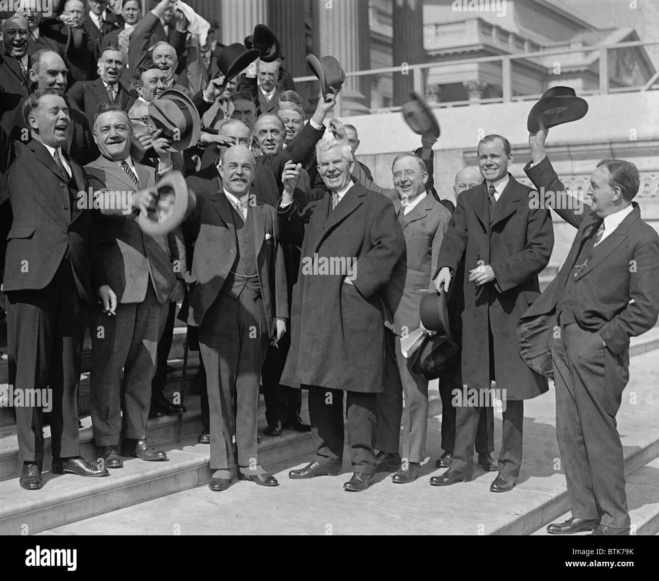 Nicholas Longworth (1869-1931), ist von seinen Mitmenschen republikanischen Vertretern bejubelt, nachdem er gewählt wurde, Lautsprecher des Hauses sein. 28. Februar 1925. Stockfoto