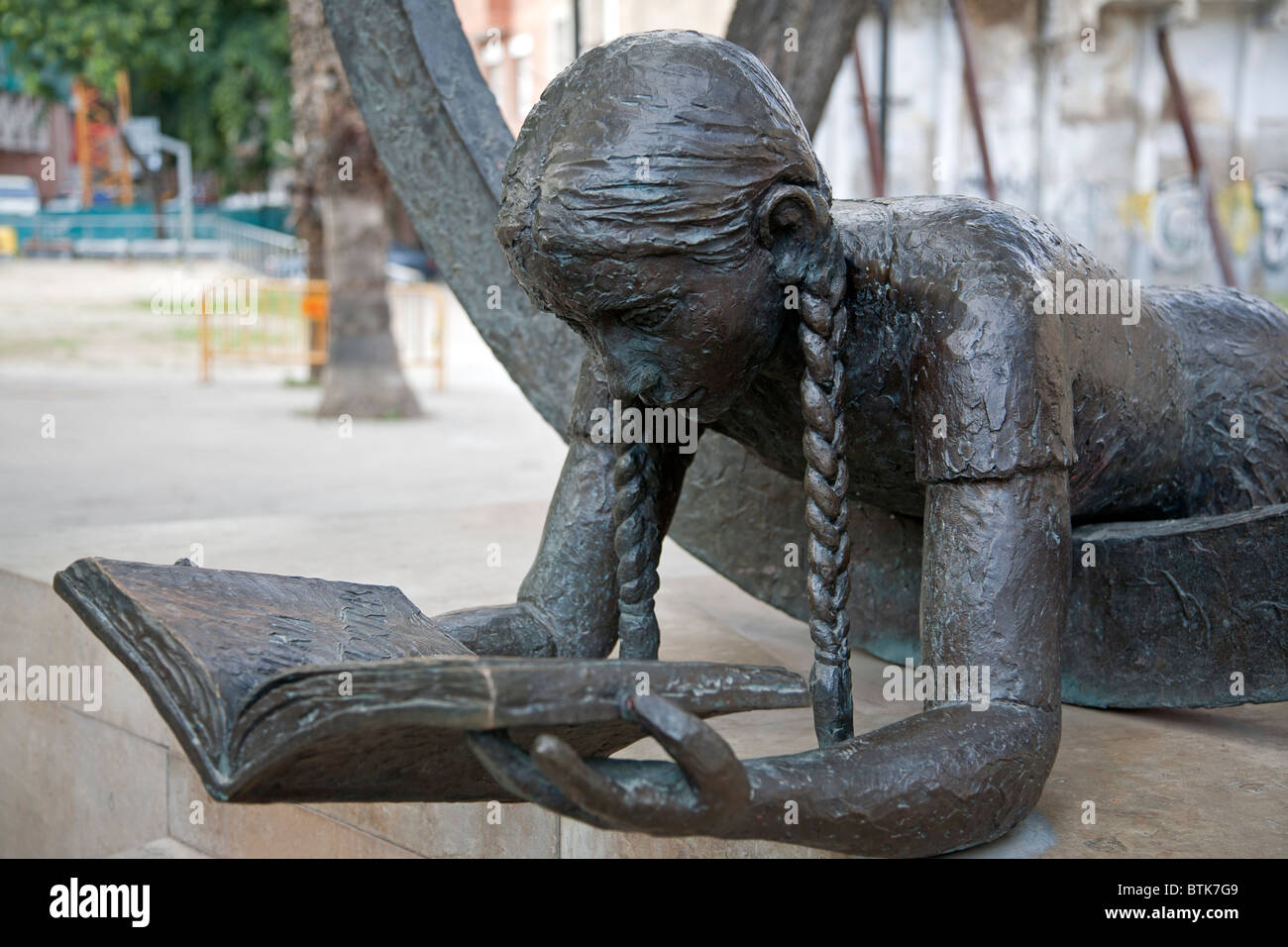 Mädchen ein Buch zu lesen. Skulptur von Nuria Tortras. Blanquerna Square. Barcelona. Spanien Stockfoto