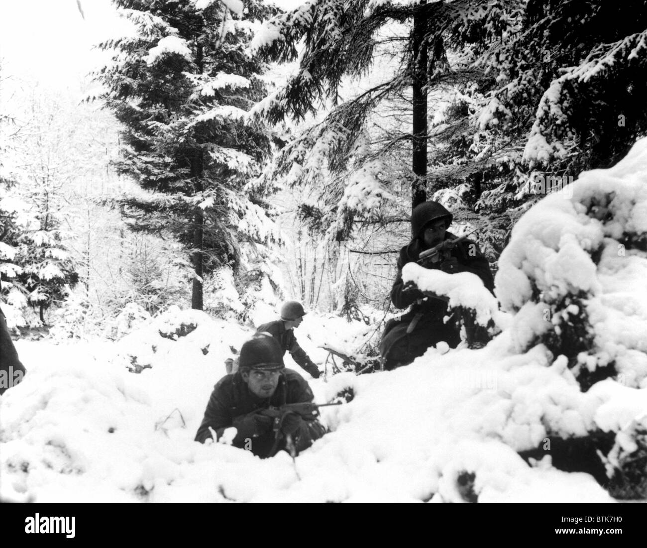 Dem zweiten Weltkrieg. US Army Infanteristen statt Abdeckung in den Schnee in den Ardennen, Belgien. Dezember 1944-Januar 1945. Stockfoto