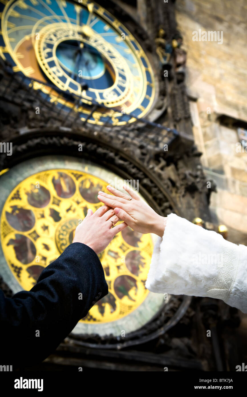 Händen der frisch verheiratete auf Uhr Hintergrund an der Wand des Altstädter Rathaus in Prag, Tschechische Republik Stockfoto
