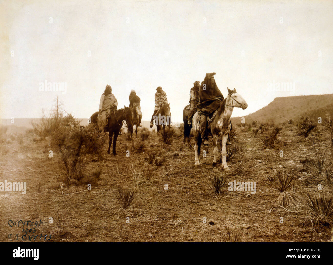 Apachen. Wüste Rovers-fünf Apache auf dem Pferderücken in Wüste. Foto von Curtis, 1903 Stockfoto