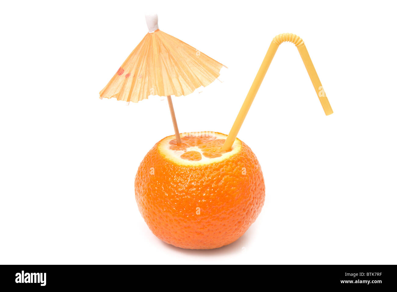 Mandarine mit Sonnenschirm und Stroh Stockfoto