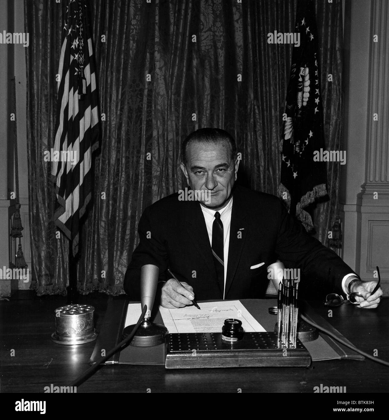 Vietnam-Krieg. Präsident Lyndon B. Johnson unterzeichnet Tonkin Golf Auflösung, 7. August 1964. Diese gemeinsame Entschließung des Kongresses gab Präsident Lyndon Johnson-Berechtigung, um die Verwicklung der USA in den Vietnam-Krieg zu erhöhen. 10. August 1964 Stockfoto