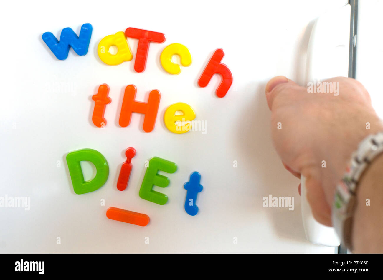 Achte auf die Ernährung geschrieben am Kühlschranktür Stockfoto