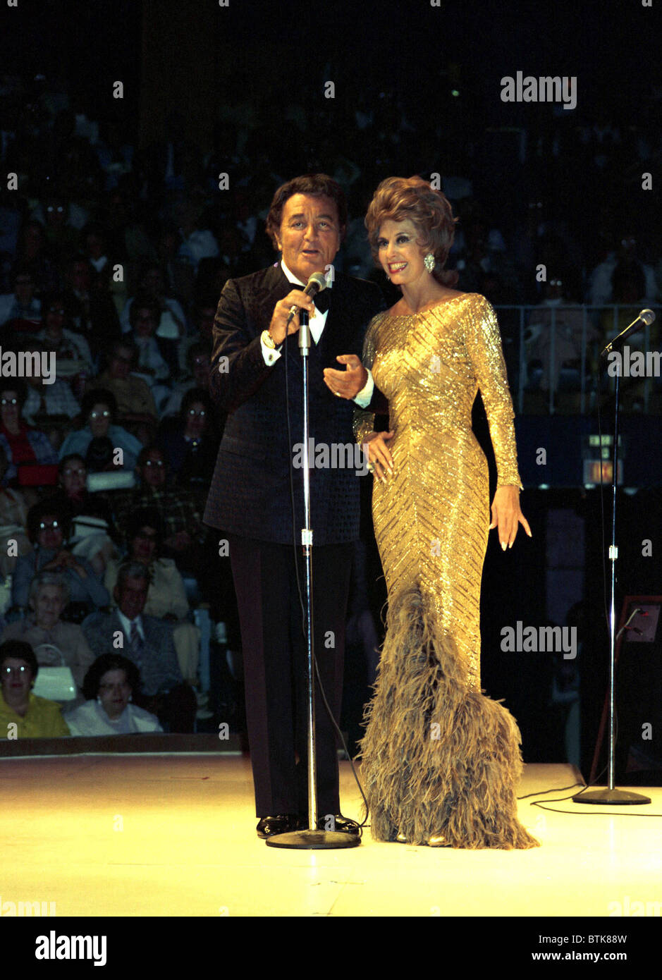 Von links: Tony Martin, Cyd Charisse, 1974, Millrun Playhouse Theater in der Runde, Niles, Illinois. Stockfoto