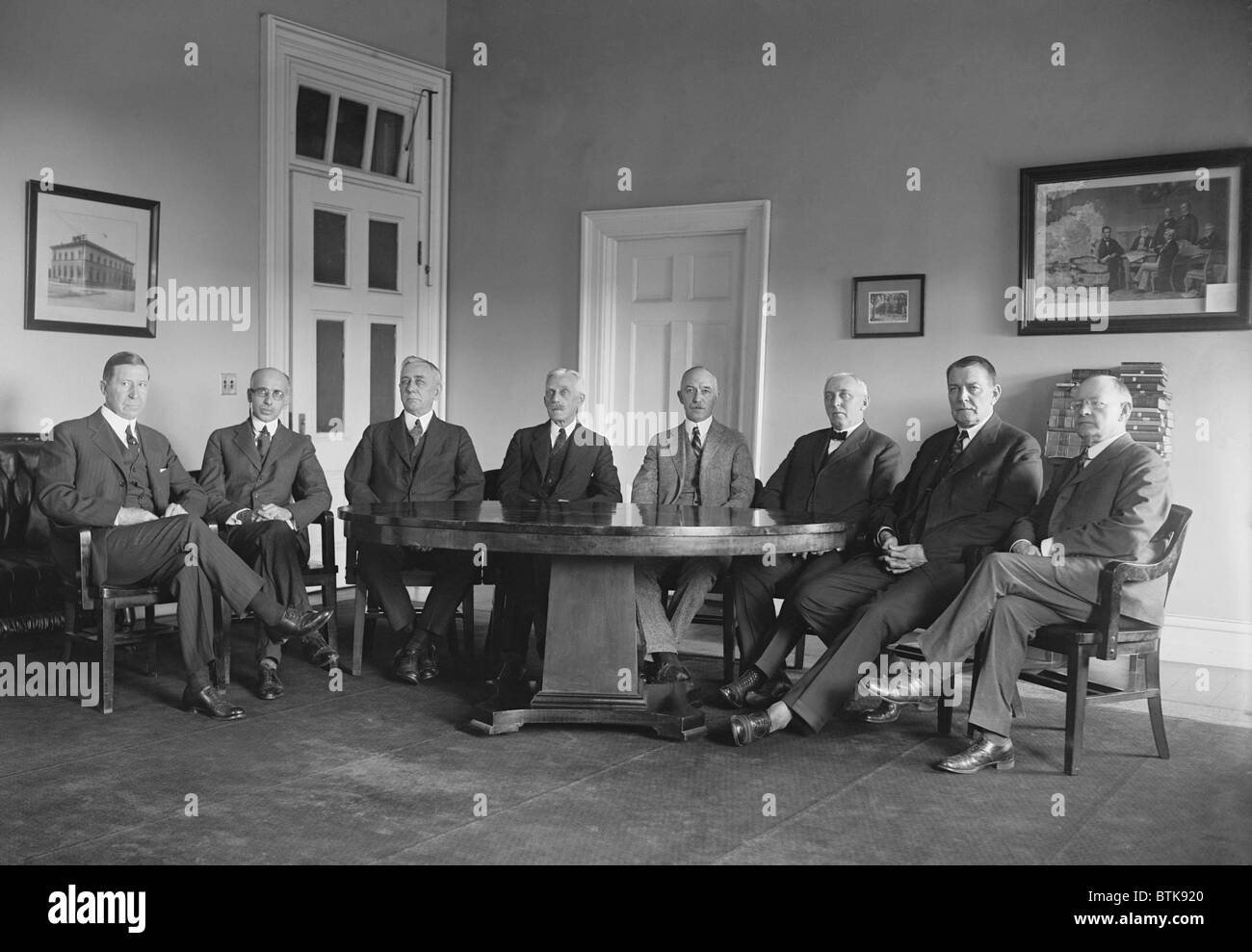 Die sieben Mitglieder des Federal Reserve Board posieren mit Finanzminister Andrew Mellon (4. von links). Die Federal Reserve Act von 1913 erstellt einen nationalen Bankensystem zur Steuerung der Geldmenge und nationalen Politiken zu regulieren. 1923. Stockfoto