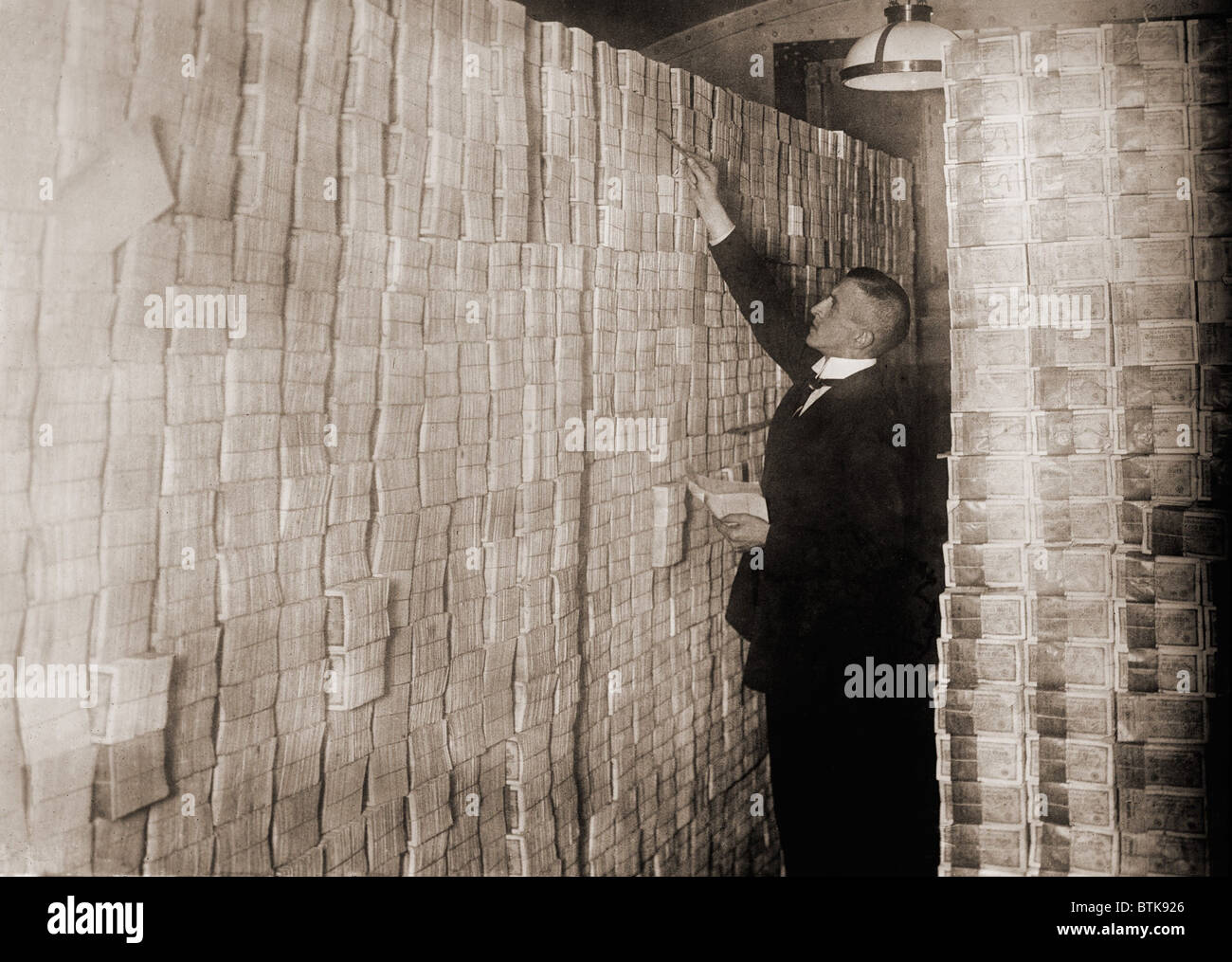 Haufenweise Deutsches Geld in einer Berliner Bank während der Post-World War I hyper-Inflation. Im Jahr 1923 wurde ein US-Dollar Wert von 800 Millionen Deutsche Mark. Stockfoto