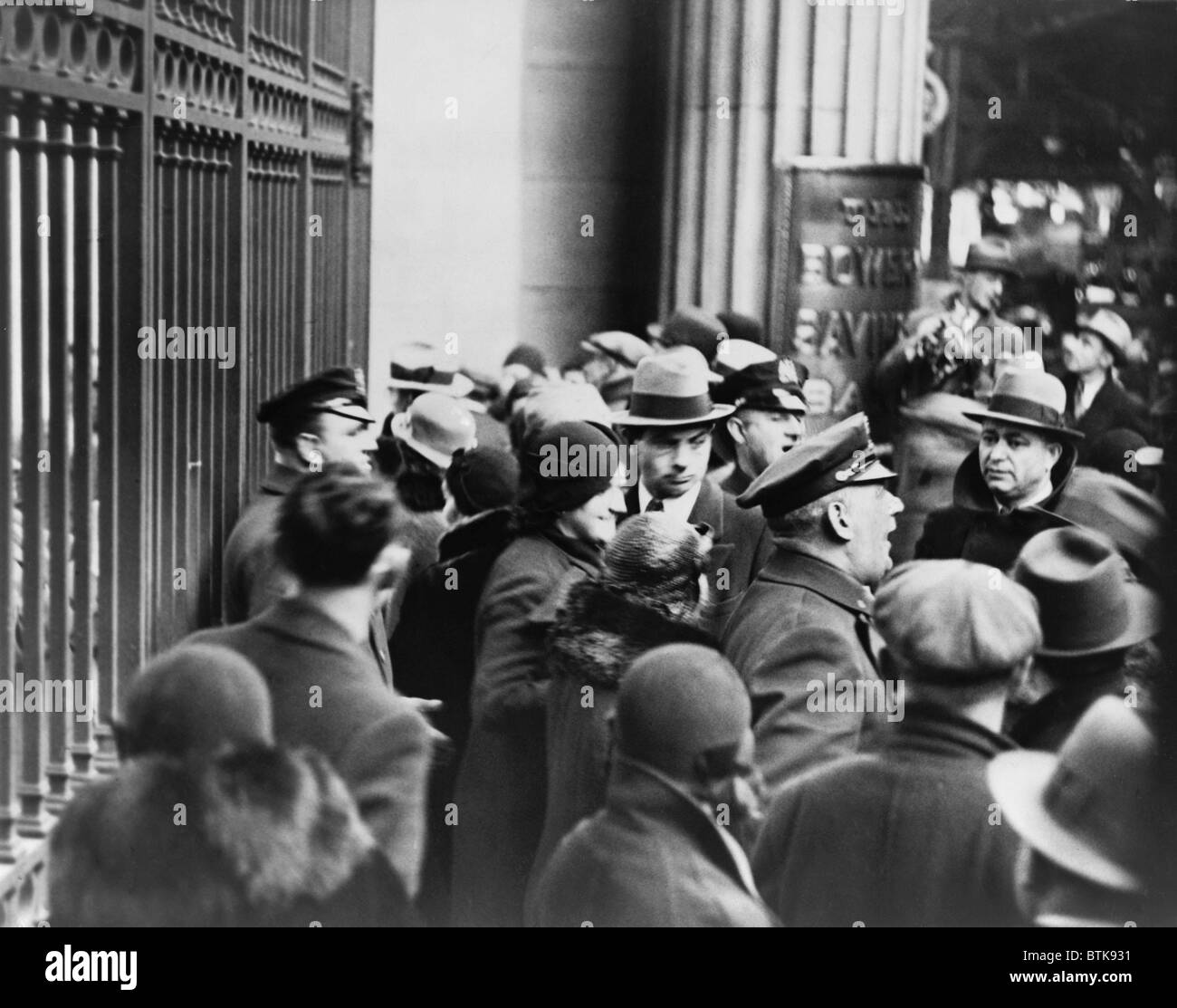 Polizei Kontrolle eine Menschenmenge in Panik Einleger außerhalb der Bowery Einsparungen von Bank von New York City im Jahr 1933. Stockfoto