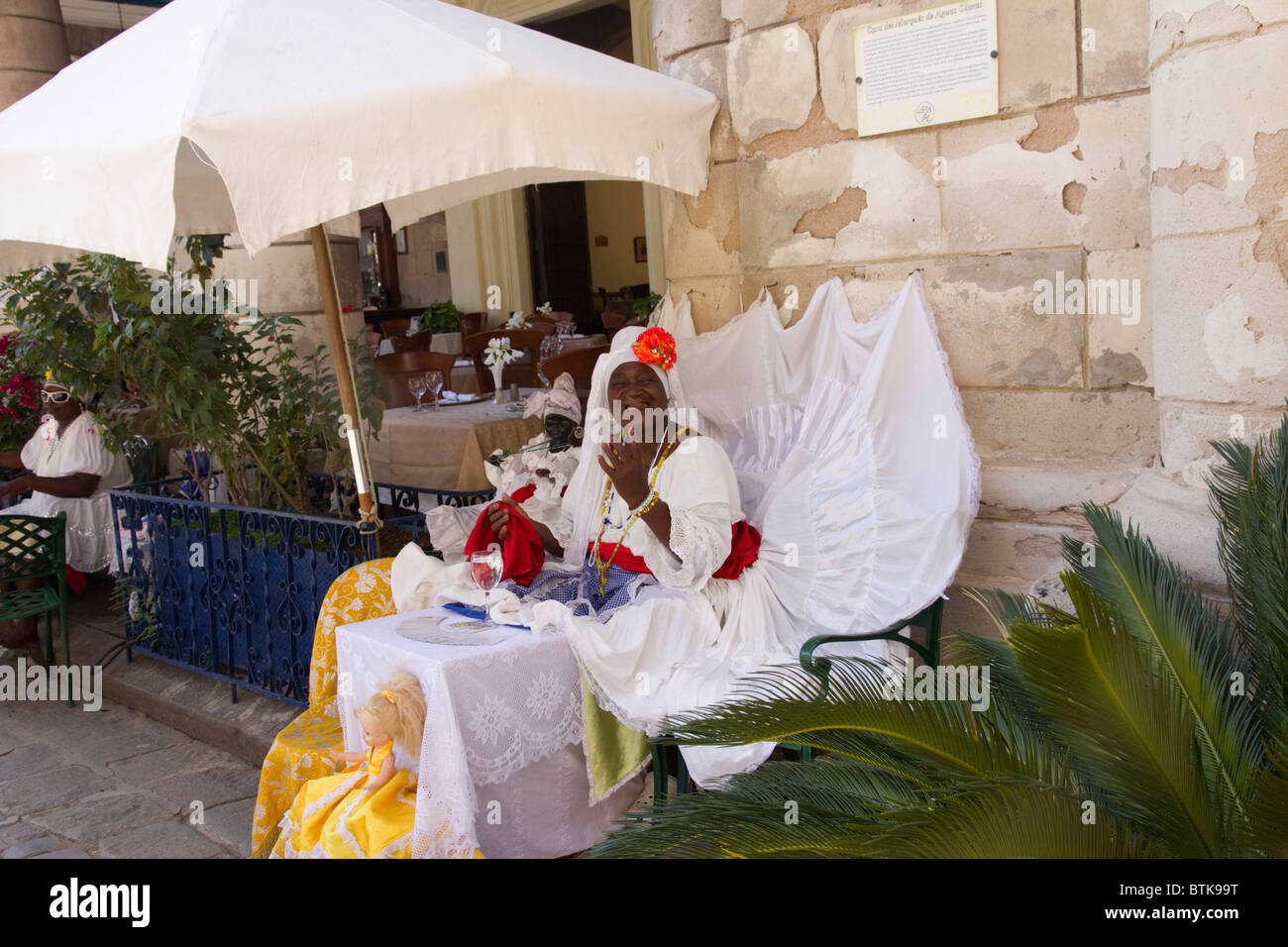 Afro-kubanische Frauen in spirituellen weiße Kleid Stockfoto
