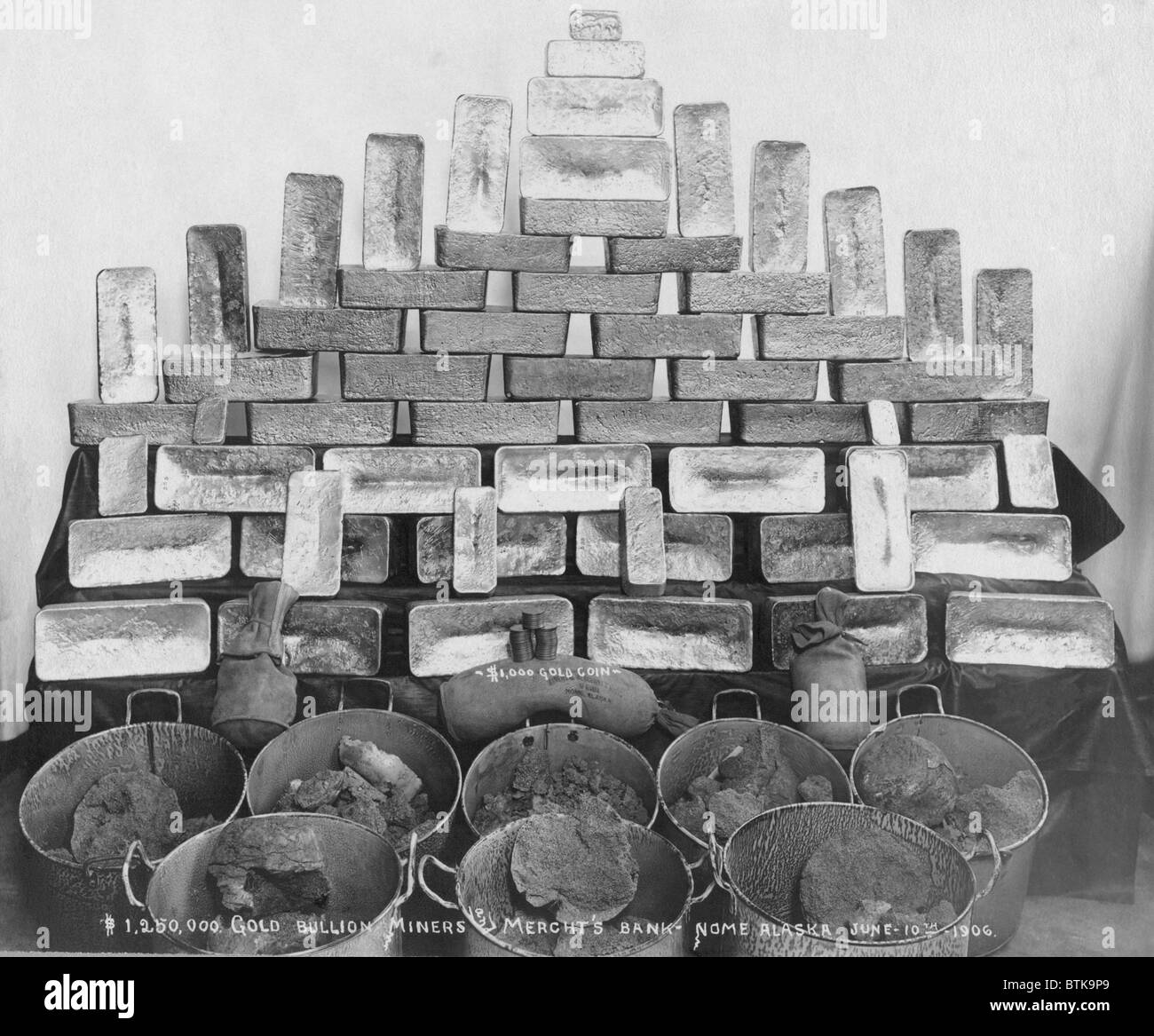 $1.250.000 in physisches gold Miners und Merchants Bank in Nome Alaska, 1906. Der Goldrausch in Alaska erhöht US-Reserven, so dass mehr Geld in die Weltwirtschaft zu zirkulieren. Zur Zeit beobachtet die meisten Handelsnationen der Goldstandard. 1906 Stockfoto
