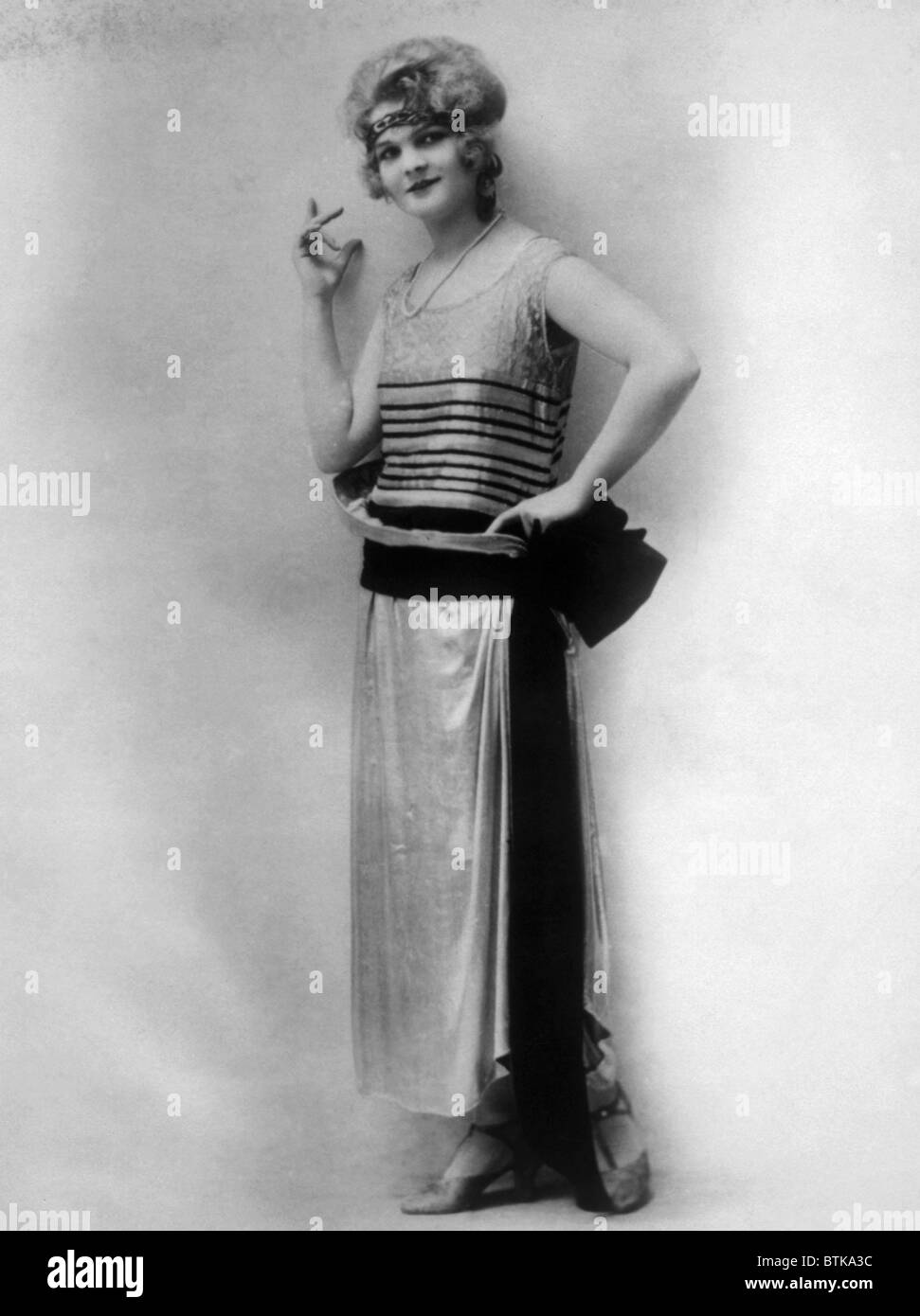 Abendkleid aus silbrig Paris wolle mit schwarzem Samt-Gürtel, ca. 1923. Foto: Courtesy Everett Collection Stockfoto