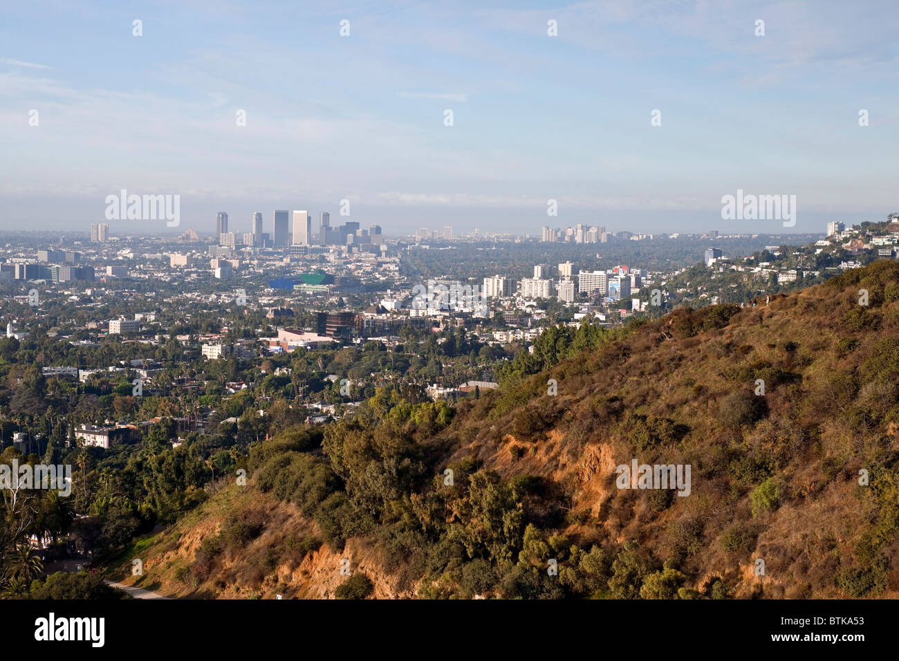 Century City, West Hollywood und West Los Angeles von den Wanderwegen über Runyon Park gesehen. Stockfoto