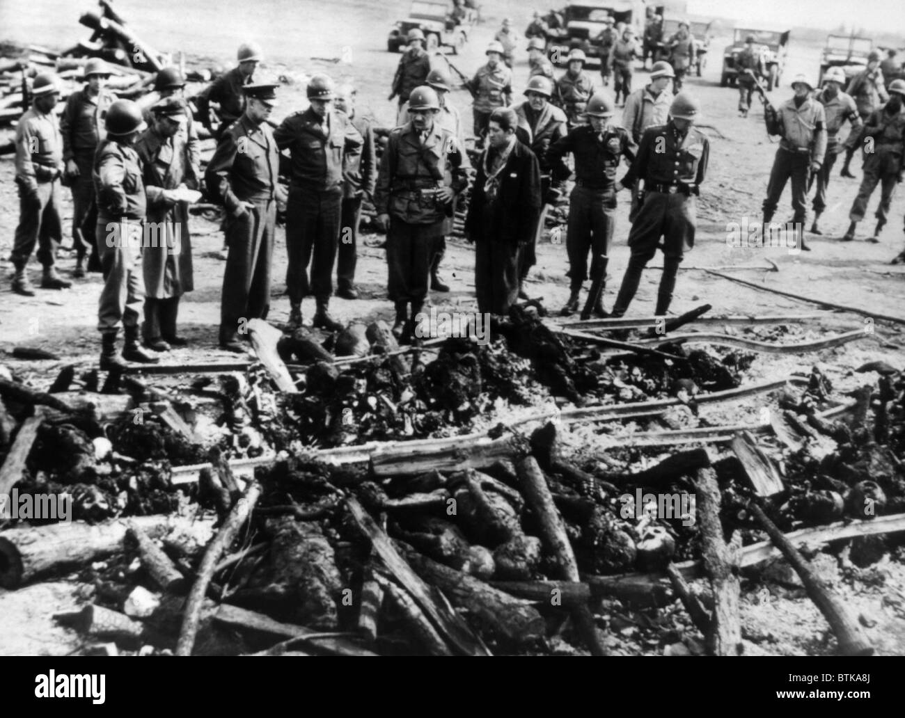 General Dwight D. Eisenhower (dritte links), General Omar Bradley, General George C. Patton anzeigen die Leichen von KZ-Häftlingen bei Gotah, Germany, 1945 Stockfoto