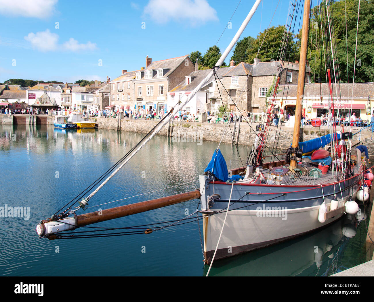 Alte hölzerne Boot im Hafen von Padstow. Stockfoto