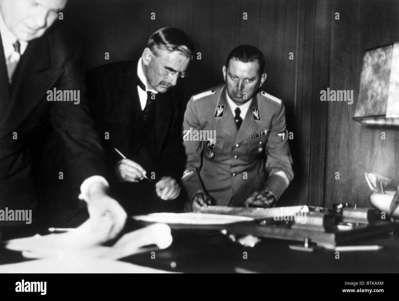 Der britische Premierminister Neville Chamberlain Unterzeichnung des München-Vertrags mit Nazi-Deutschland 1938 Stockfoto