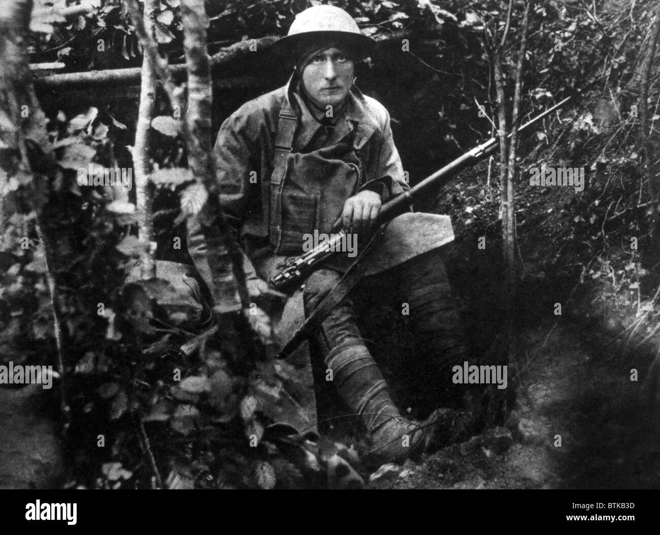 Weltkrieg, amerikanische Corporal Erland Johnson zeigt die Belastung der Schlacht auf der Hut in seinem Graben an der Meuse-Argonne-Front, U.S. Signal Corps Foto, 1918 Stockfoto