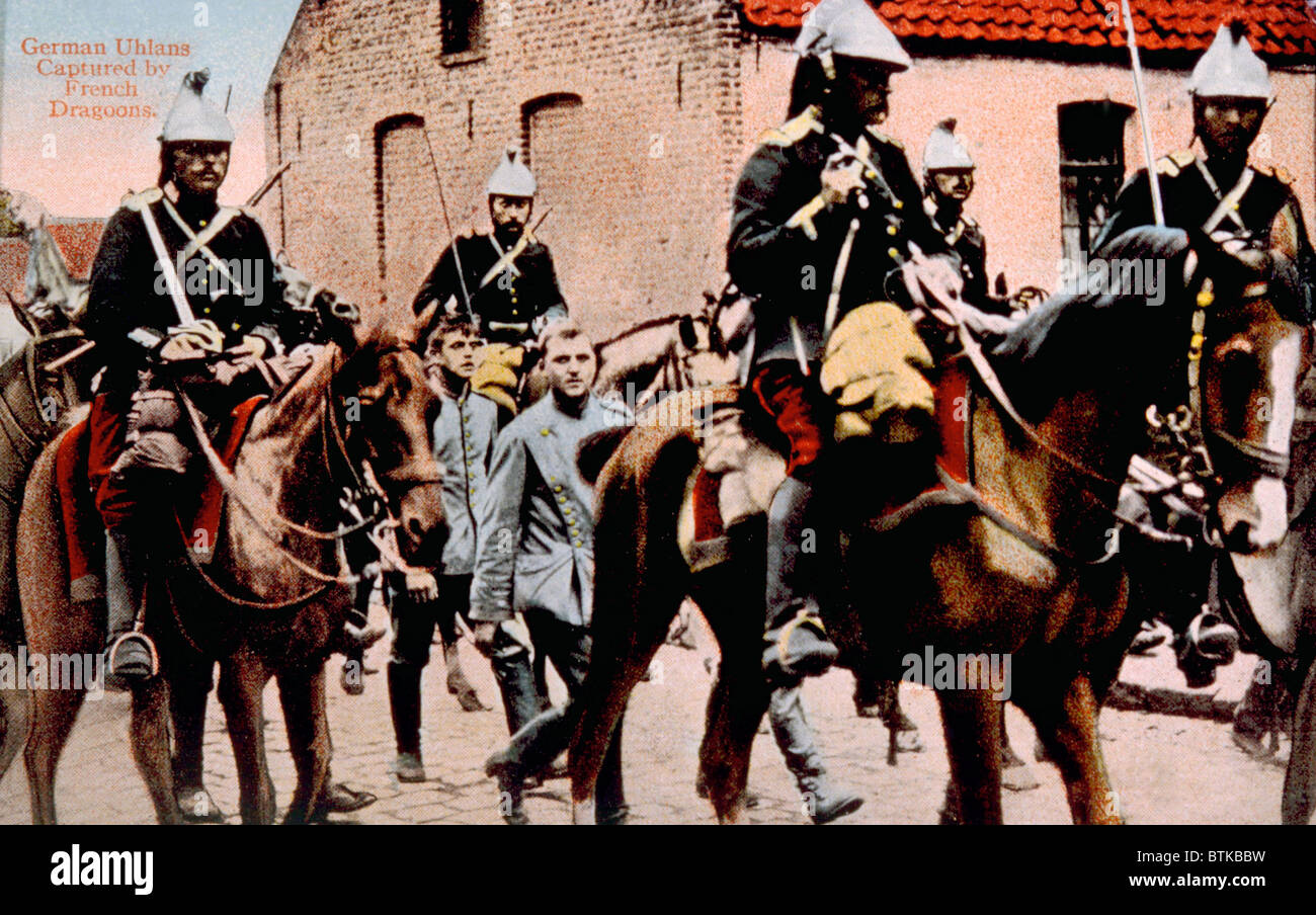 Ersten Weltkrieg Militärverkehr Französisch mit erbeuteten deutschen Kriegsgefangenen, Doual, Frankreich, ca. 1914 Stockfoto