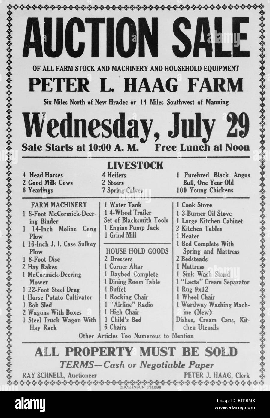 Auktion Verkauf Ankündigung der Farm und Haushalt Vermögenswerte von North Dakota Bauer im Jahr 1936. Bauernhof Krise Insolvenz verursacht Familien, alles zu verlieren. Juli 1936 Foto von Arthur Rothstein. Stockfoto