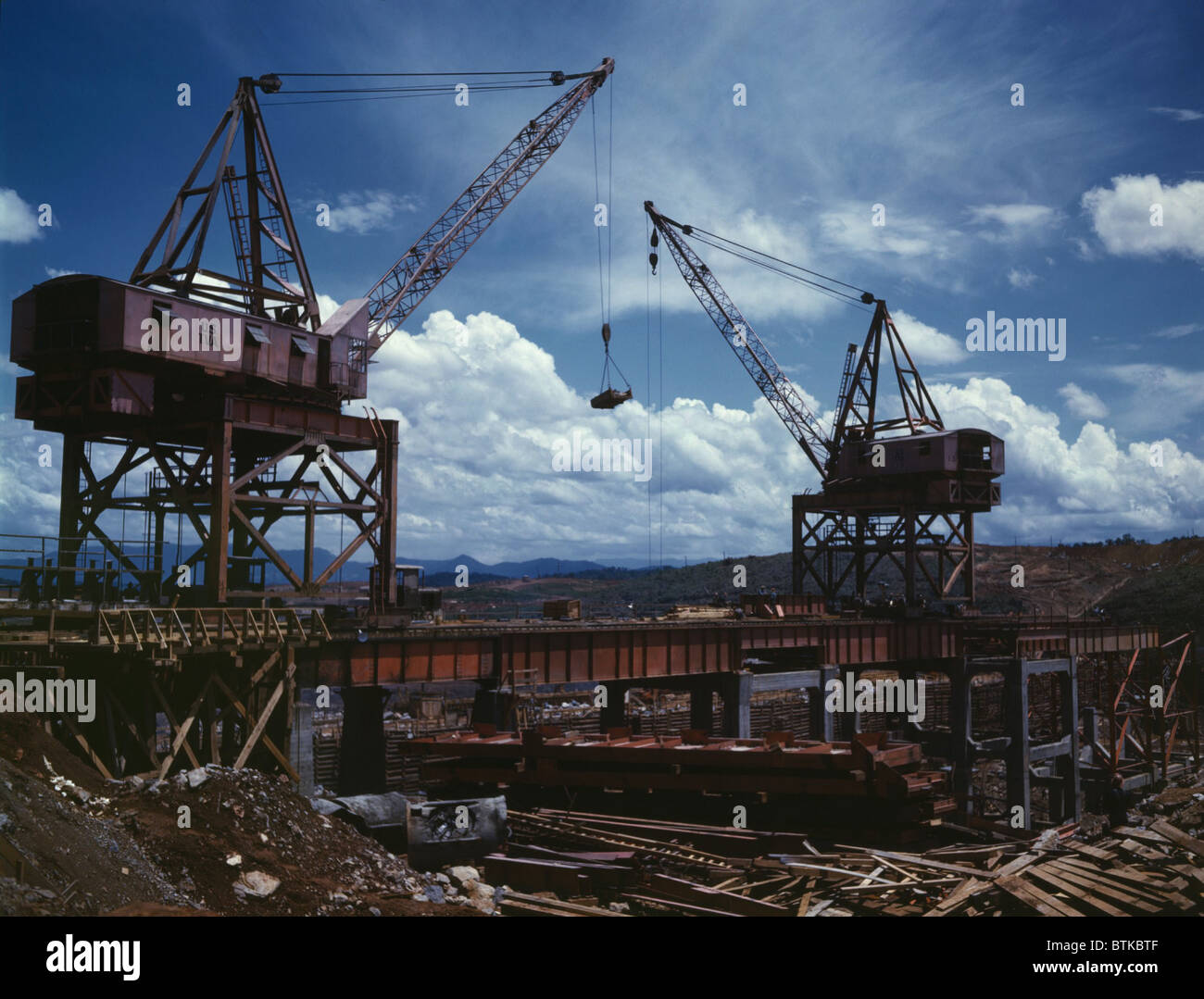 Riesige Kräne heben Stahlträger während des Baus der Tennessee Valley Authority Douglas Dam. Es wurde nur 382 Tage nach es Eile während des Krieges, die am 30. Januar 1942 Baubeginn abgeschlossen. Stockfoto