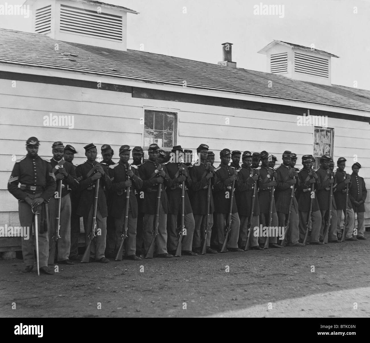 Firma E, 4. farbige Infanterieregiments gehörten die verteidigenden Kräfte aus Washington, D.C. Foto zeigt zwei Reihen von Afro-Amerikaner halten Gewehre an Fort Lincoln im Jahr 1864. Stockfoto