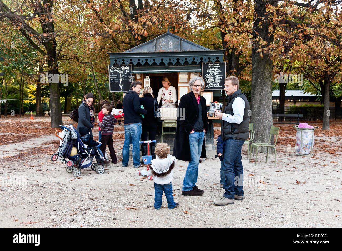 Paris Eltern mit kleinen Kindern gruppieren sich um Eis Kiosk im Jardin du Luxembourg auf schönen Herbst Sonntag in Paris Stockfoto
