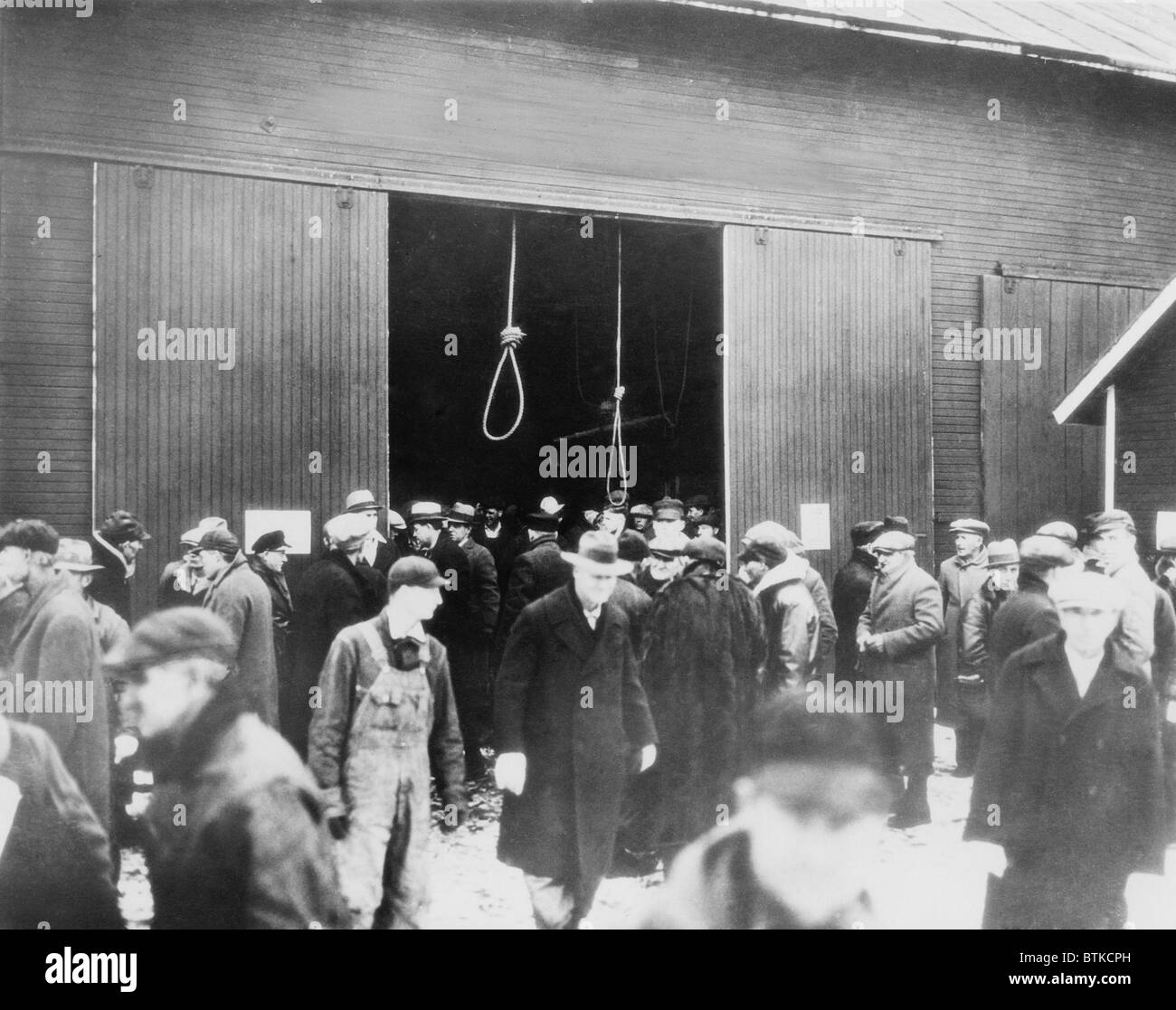 Zwei Henker Schlingen hängen als eine düstere Warnung an potenzielle Bieter auf diesem abgeschotteten Bauernhof. Bauern verschworen, um sehr niedrige bieten Stockfoto