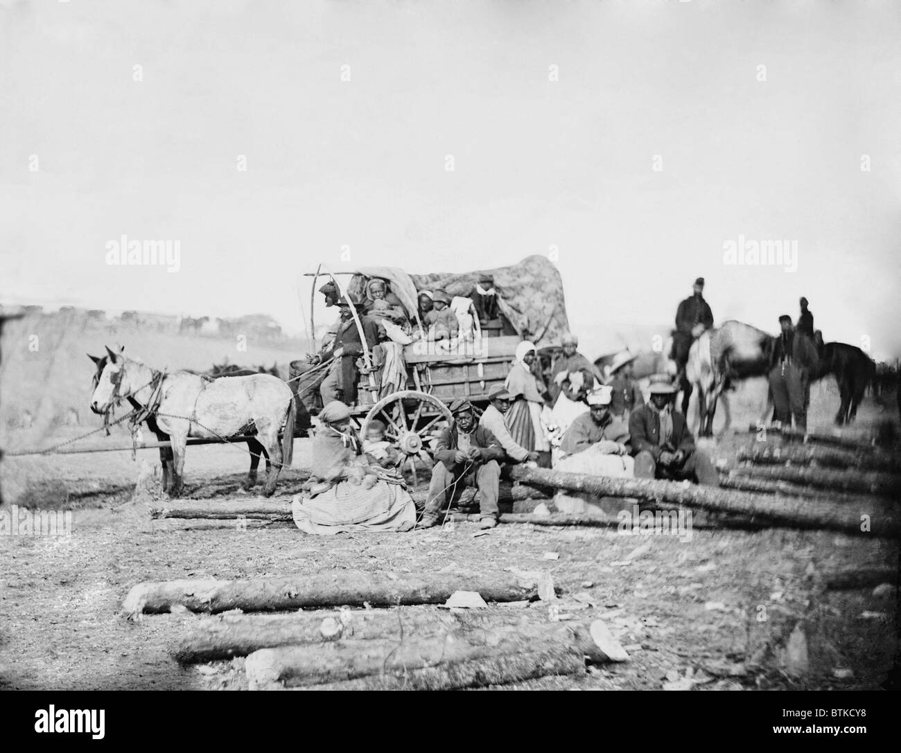 Ankunft einer afroamerikanischen Familie in einem Anschluß-Armee-Camp im Januar 1863 in einem Pferd gezogenen Planwagen. Foto von David B. Woodbury der 1. Januar 1863, Tag Lincolns Emanzipation-Proklamation in Kraft getreten. Stockfoto Ankunft einer afroamerikanischen Familie in einem Anschluß-Armee-Camp im Januar 1863 in einem Pferd gezogenen Planwagen. Foto von David B. Woodbury der 1. Januar 1863, Tag Lincolns Emanzipation-Proklamation in Kraft getreten. Stockfoto
