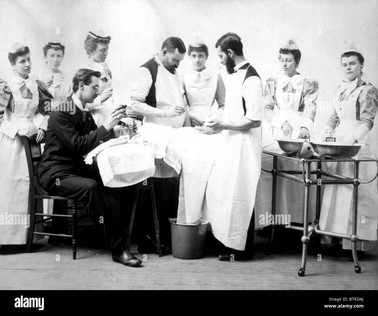 Betrieb auf einer Patientin mit der Anästhesist Anwendung von Äther, ca. 1880 Stockfoto