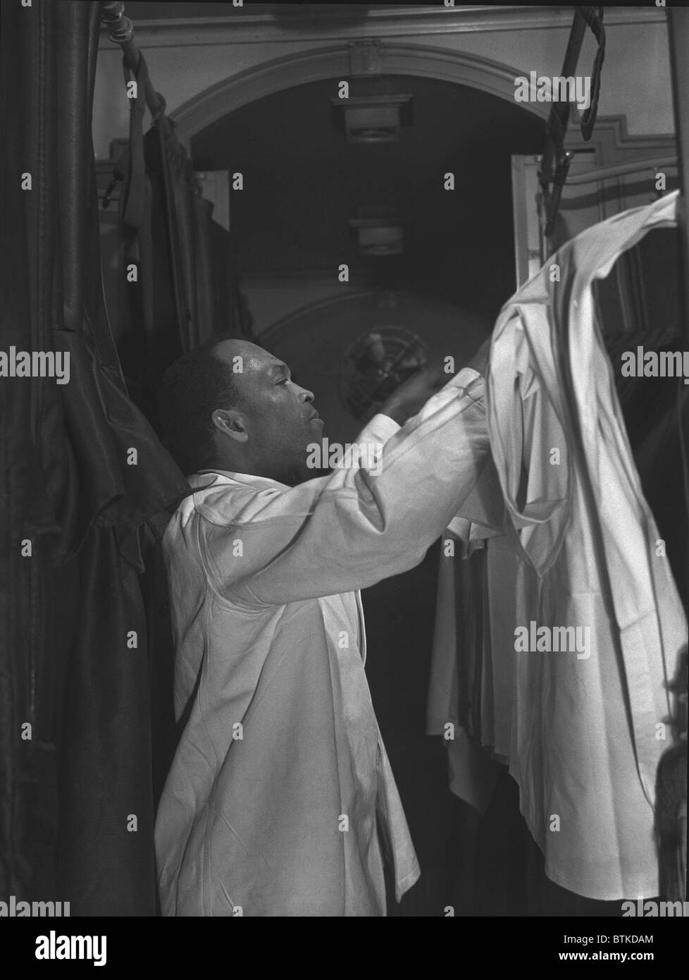 Pullman Porter, aus denen eine obere Koje an Bord der Capitol Limited, gebunden für Chicago, Illinois. Die Pullman Company war eine der Stockfoto