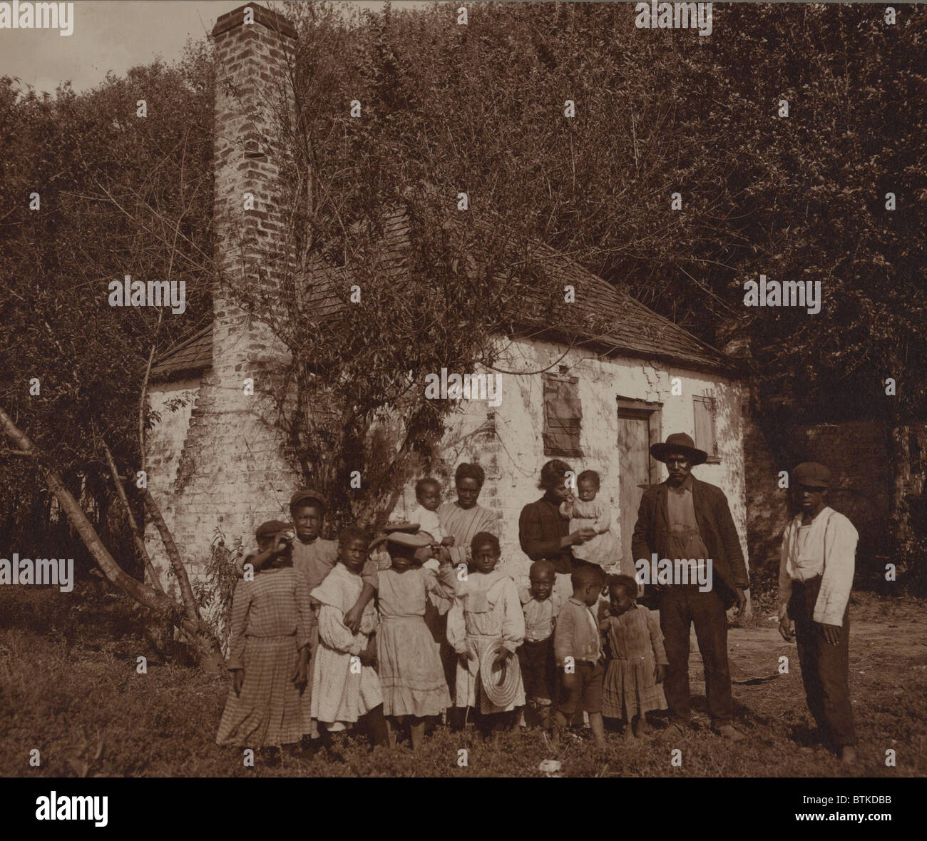 Eine große Familie der Afro-Amerikaner stellte außerhalb der ehemaligen Sklaven Viertel am Hermitage-Plantage, wo sie noch im Jahre 1907 lebte. Stockfoto