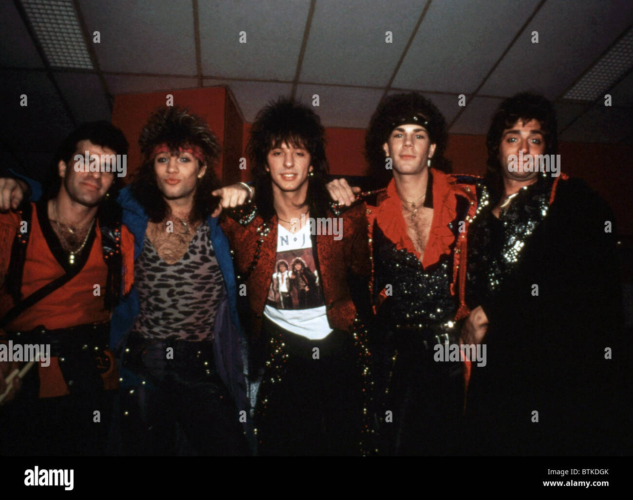 Bon Jovi (v.l.) Tico Torres, Jon Bon Jovi, Richie Sambora, David Bryant, Alec John Such, hinter den Kulissen im Nassau Coliseum, 198 Stockfoto
