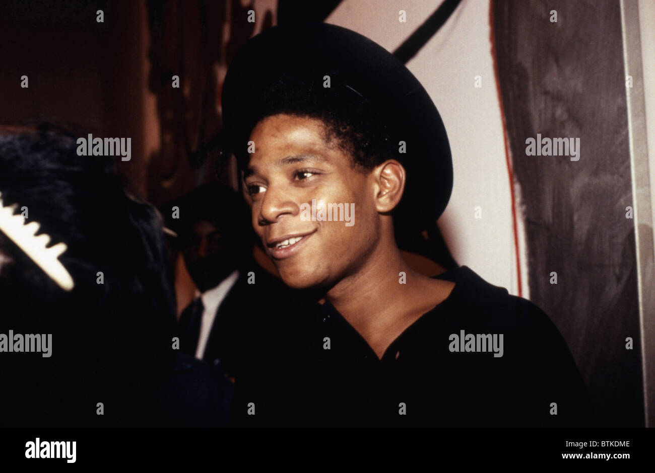 Jean-Michel Basquiat in seiner Galerie öffnen, Tony Shafrazi Gallery, New York, 1987.  Foto: Karen Petersen/Everett Collection Stockfoto