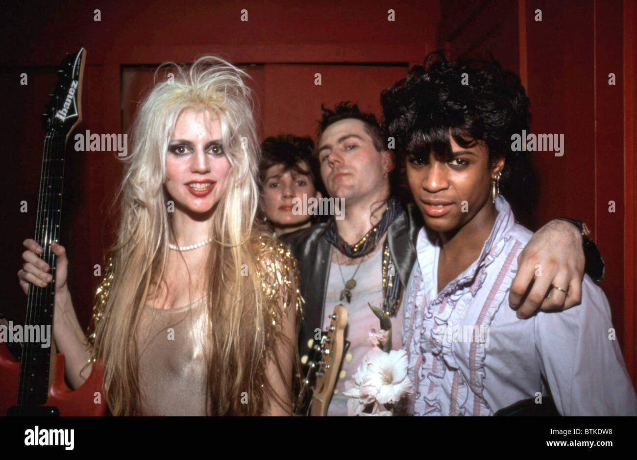 Phoebe Legere (ganz links) mit den Mitgliedern ihrer Band, Susan Rakowsky (im Heck) und Kenny Parks (ganz rechts), ca. 1980er Jahre. Foto: Ka Stockfoto