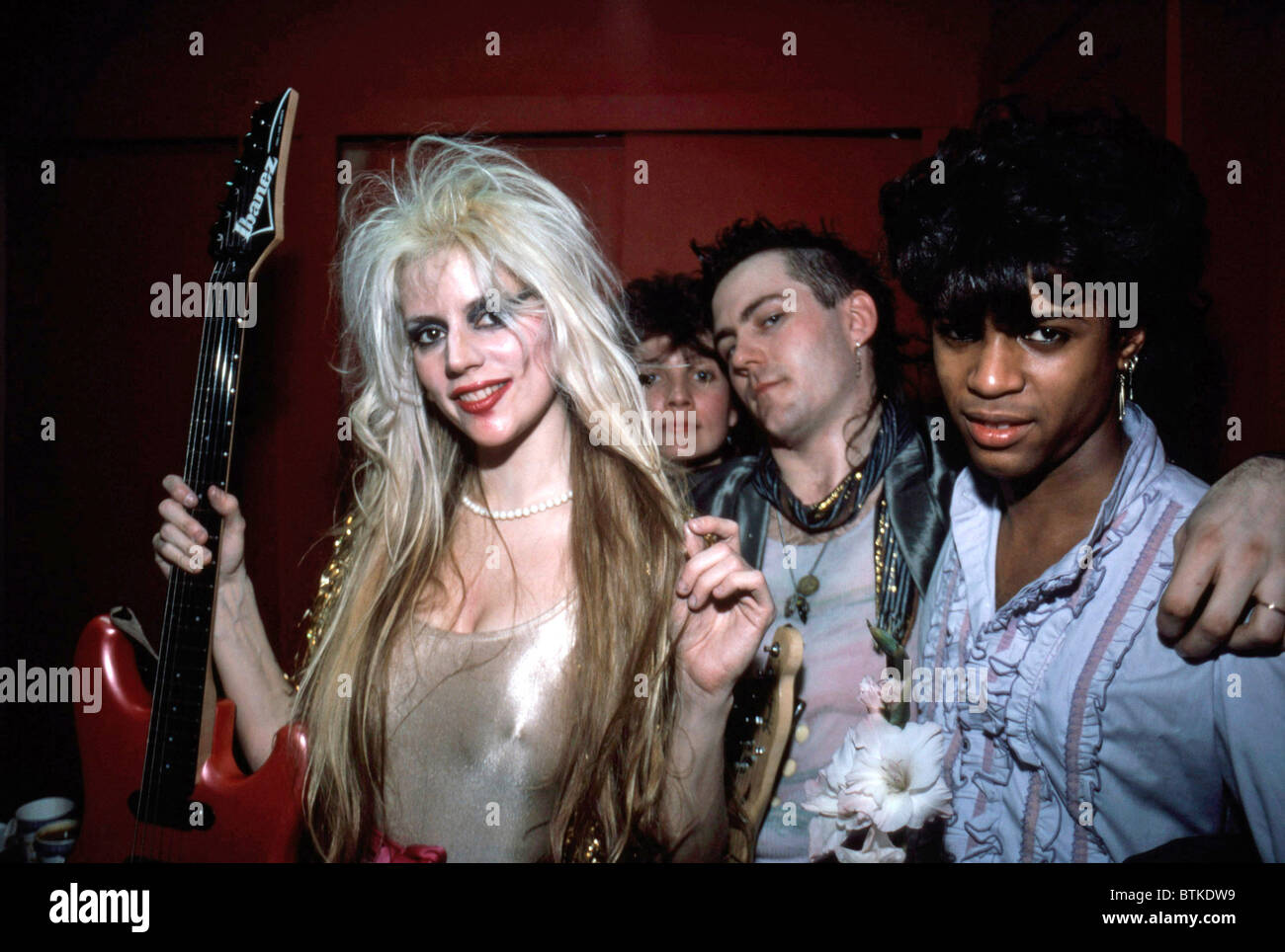 Phoebe Legere (ganz links) mit den Mitgliedern ihrer Band, Susan Rakowsky (im Heck) und Kenny Parks (ganz rechts), ca. 1980er Jahre. Foto: Ka Stockfoto