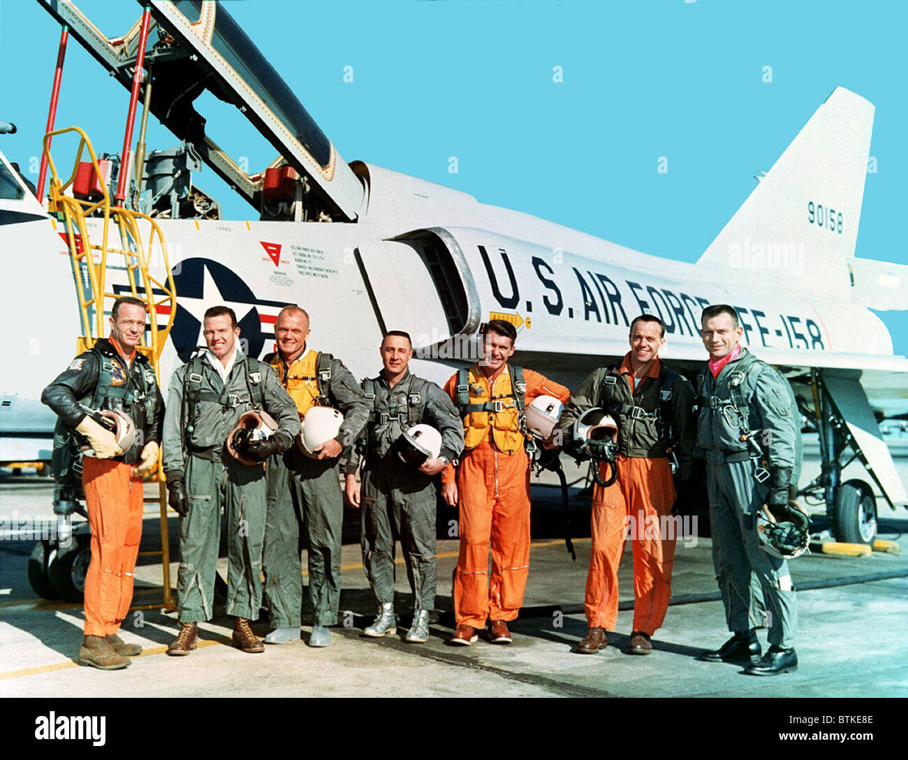 Ursprünglichen sieben Projekt Mercury Astronauten stehen neben einer Convair 106 B Flugzeug. Links nach rechts, M. Scott Carpenter, L. Gordon Cooper Jr., John H. Glenn Jr., Virgil I. Grissom, Walter M. Schirra Jr., Alan B. Shepard Jr. und Donald K. Slayton. Jeder machte Boden brechen Raumflüge zwischen 1961-1963. Stockfoto