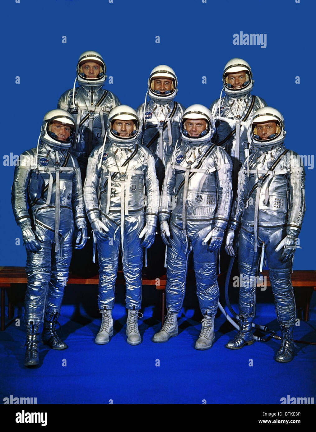 Projekt Mercury-Astronauten in ihren Raumanzügen. Vordere Reihe, von links nach rechts, Walter H. Schirra Jr., Donald K. Slayton, John H. Glenn Jr. und Scott Carpenter; Zeile, Alan B. Shepard Jr., Gus Grissom und L. Gordon Cooper zurück. 1959. Stockfoto