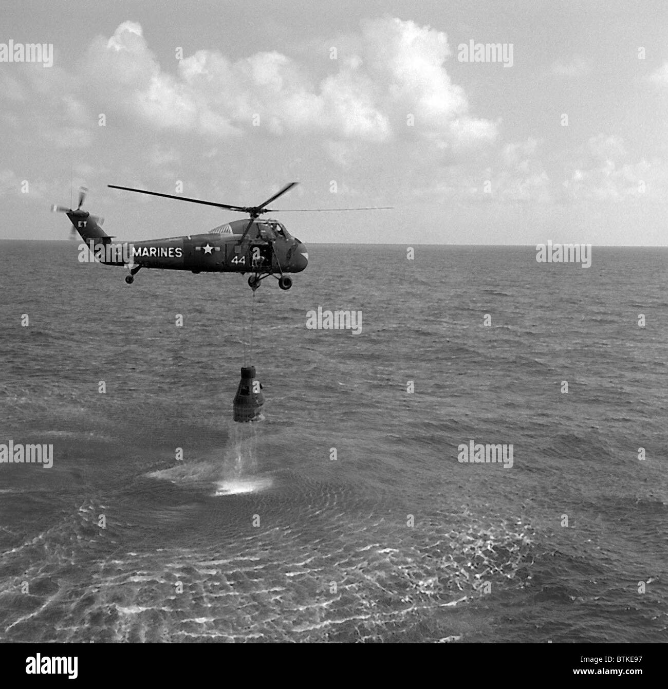 Nach der Wasserung Wiederherstellung der Freedom 7 Raumkapsel von einem US-Marine-Hubschrauber. Freiheit 7 durchgeführt, den erste amerikanischen Astronaut Alan Shepard, in Raum 15-1/2 Minuten auf 5. Mai 1961 gelegt. Stockfoto